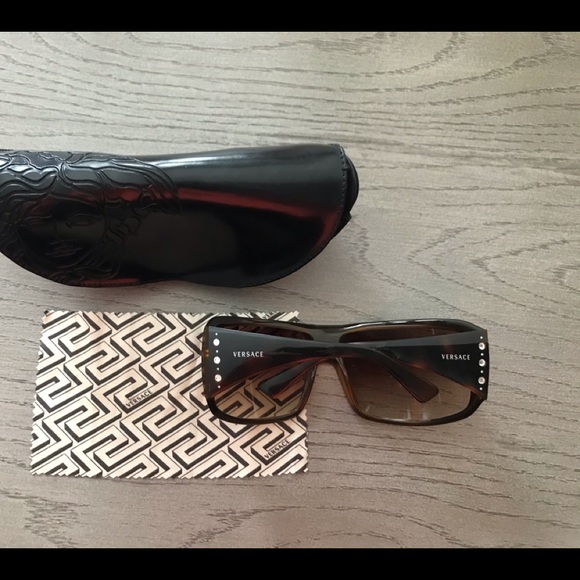 Authentic Versace Sunglasses Model 4085B - Picture 7 of 8